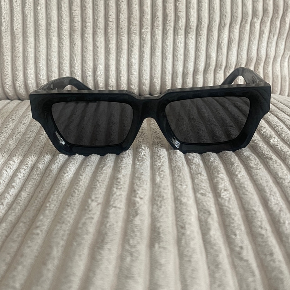 Stylish Black Rectangular Sunglasses - image 1